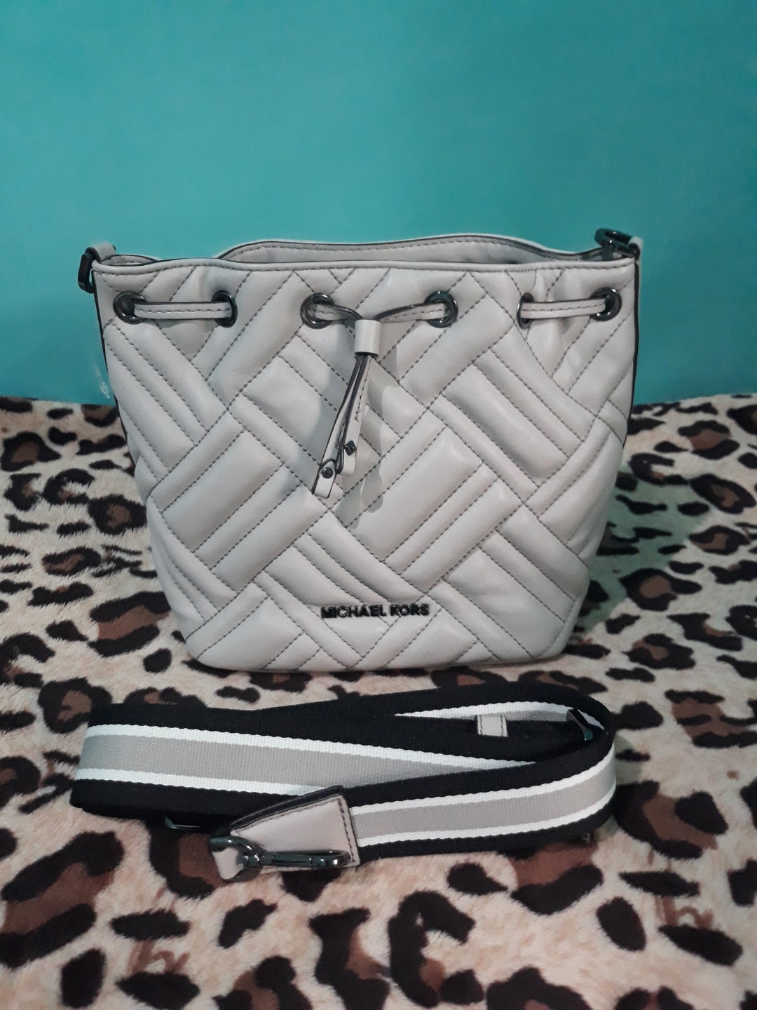 Mk peyton bucket bag online