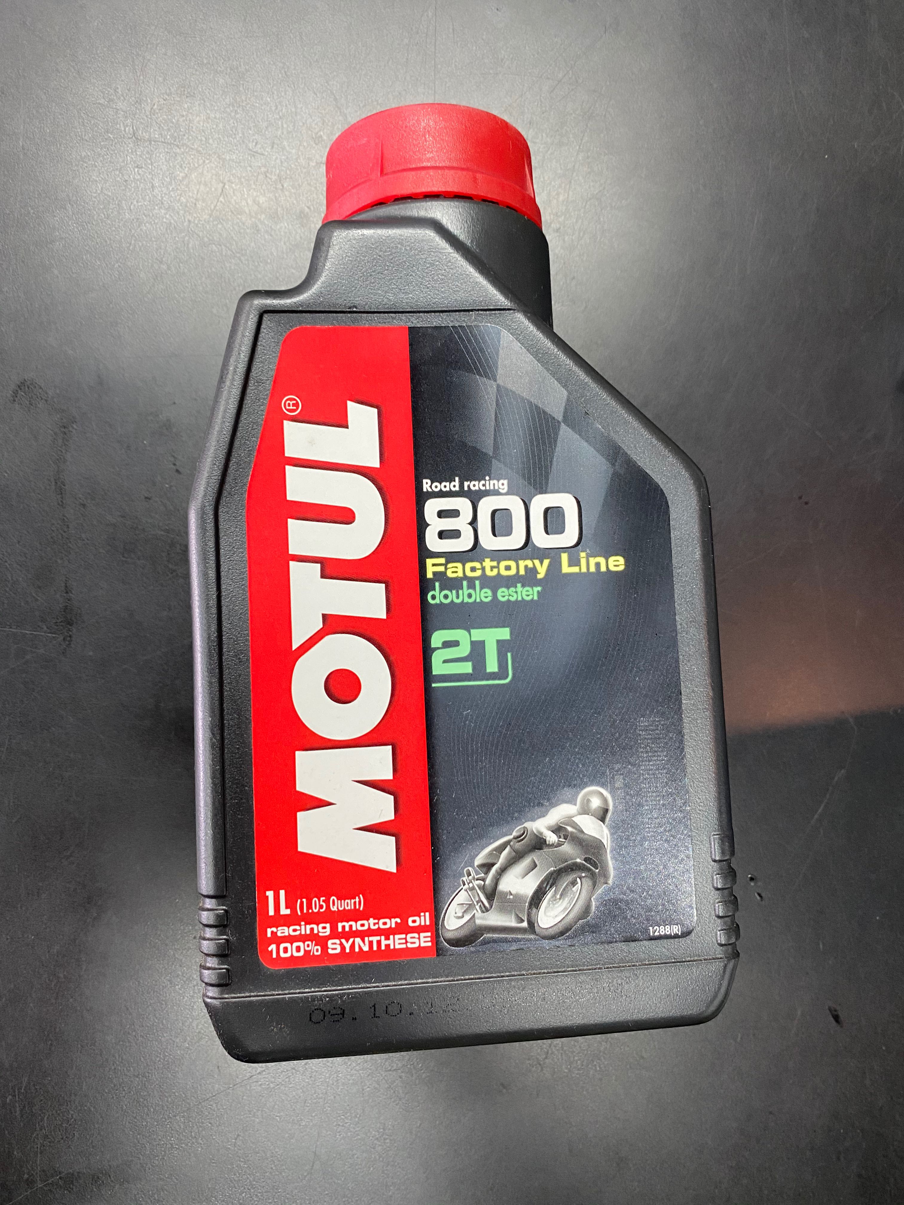 Motul 800 Factory Line Road Racing Double Ester 2T (fully synthetic),  Motorcycles, Motorcycle Accessories on Carousell