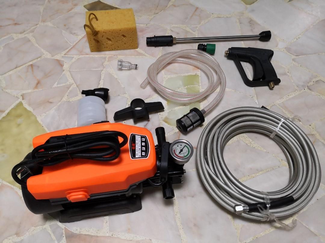Pump Spray (Category: Tools & Equipment) located in Singapore. Submitted by daddyfoo (Listing ID 1014010761, Image 1). Description: BRAND NEW CAR/FLOOR SPRAY. CAUTION: DO NOT AIM THE SPRAY AT PEOPLE..