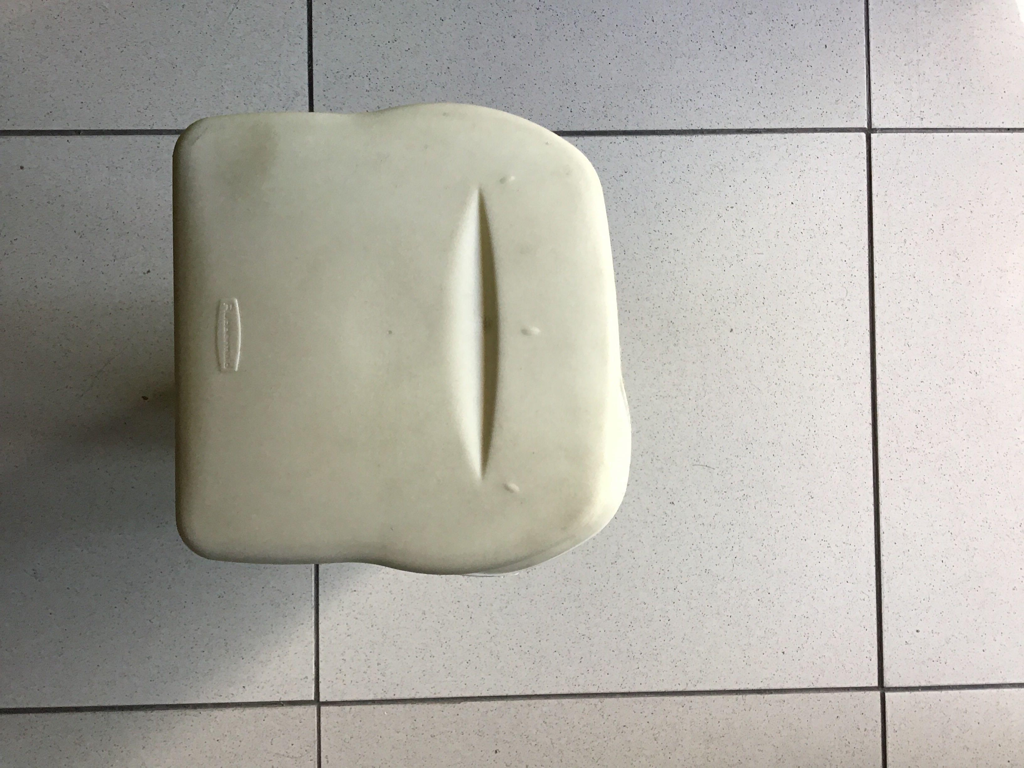 Rubbermaid Bread Keeper (Category: Storage Boxes & Baskets) located in Quezon City. Submitted by therosa (Listing ID 1013977582, Image 2). Description: .