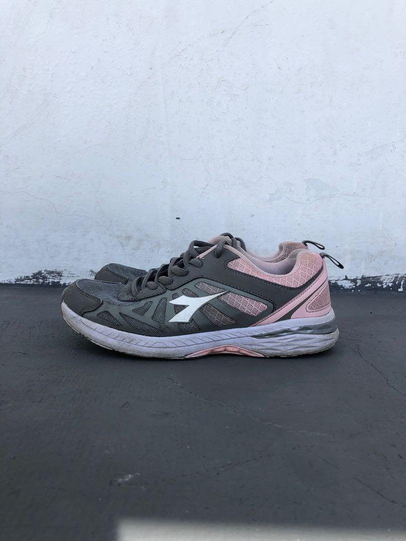 Sepatu Diadora Original Running Shoes 2nd Preloved Fesyen Wanita Sepatu Di Carousell