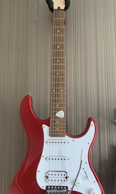 Yamaha EG112C electric guitar, Music & Media, Music Instruments on