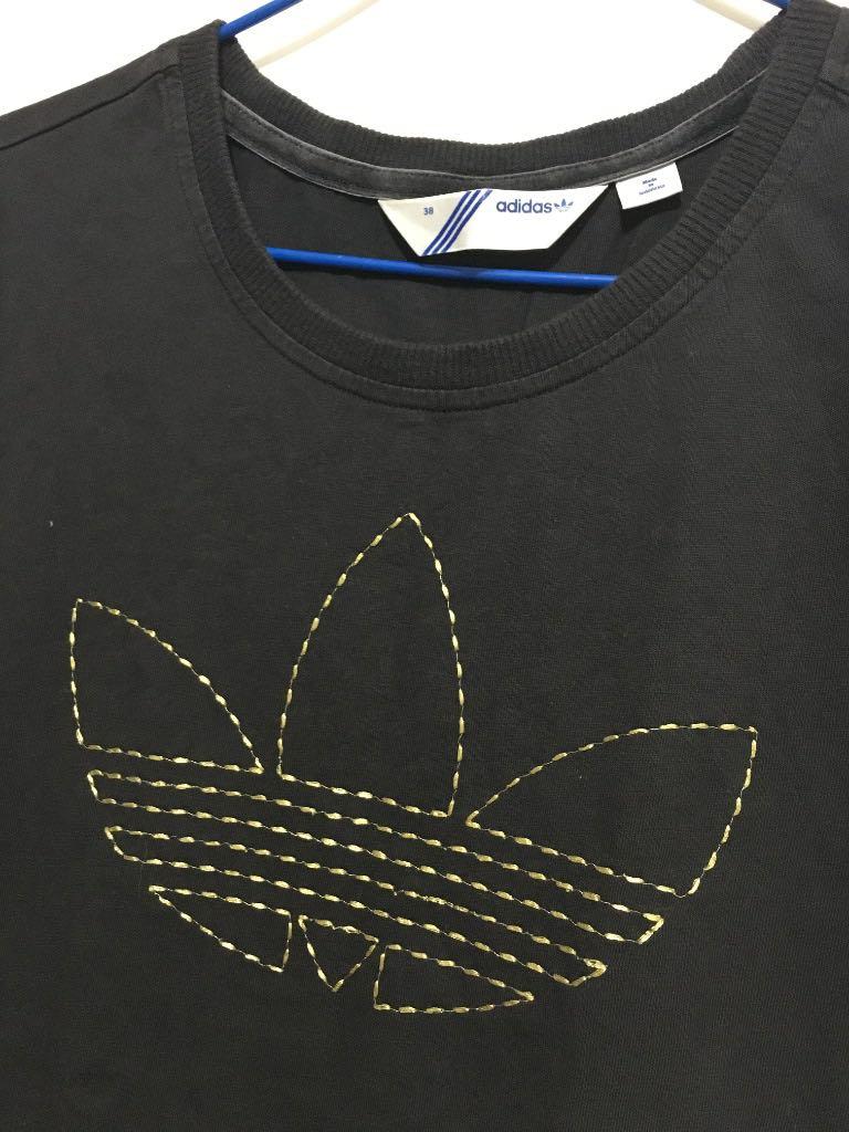Adidas original tee （分類：T-shirt）位於 Hong Kong。 由 zzzzzoe822 提交（商品編號 1014197680，圖片 3）。簡介： Size 38 cm 領寬17 肩寬37 胸寬42 下擺寬45 衣長63 袖長13.5 袖口寬12.5。