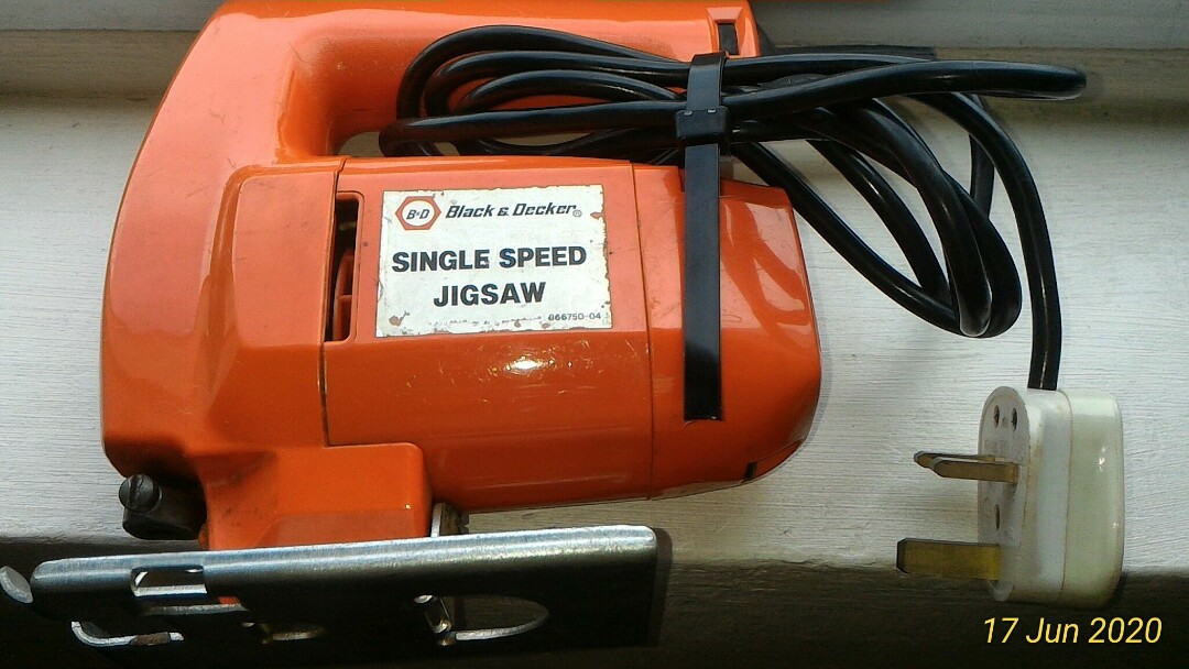 BLACK & DECKER JIGSAW + Blade, Design & Craft, Craft Supplies & Tools