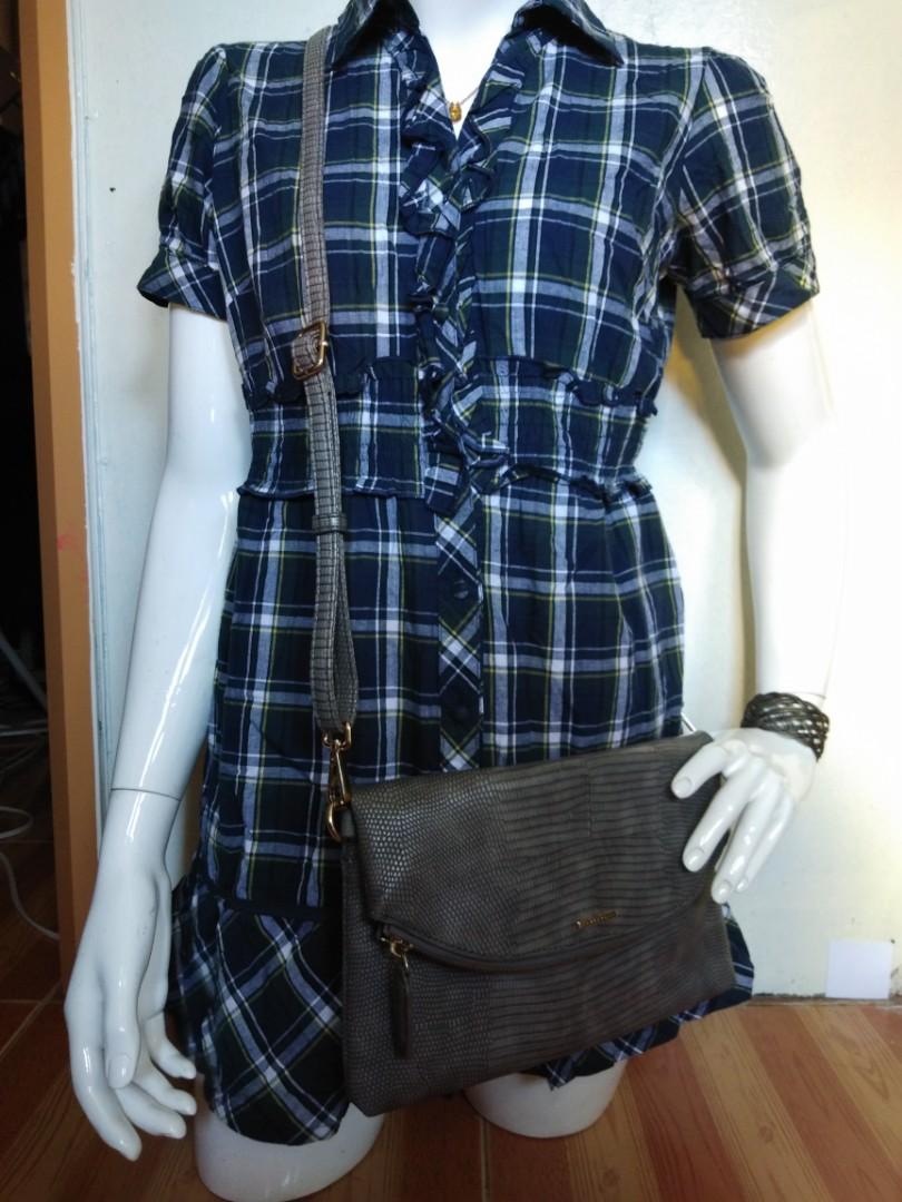 Brera sling (Category: Cross-body Bags) located in Las Pinas. Submitted by arkco (Listing ID 1014245370, Image 2). Description: no flaws pwdeng clutch.