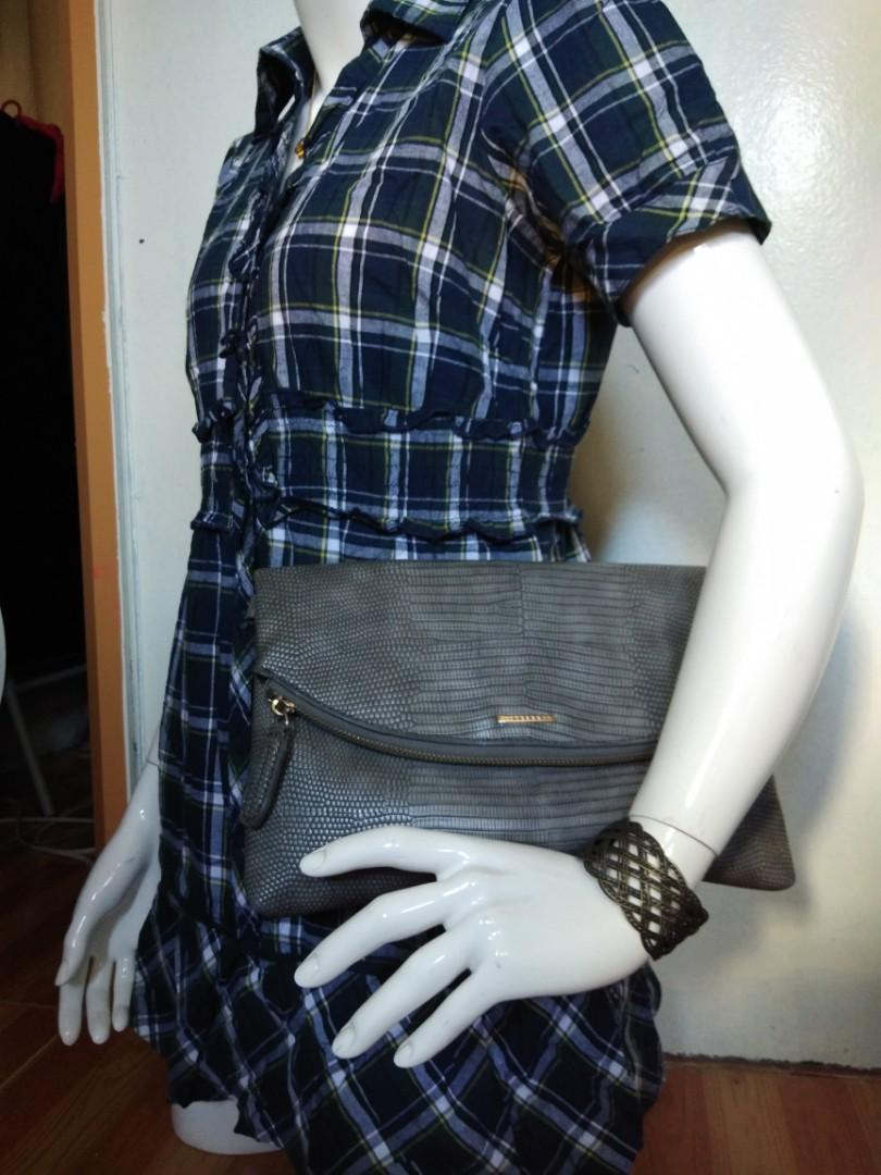 Brera sling (Category: Cross-body Bags) located in Las Pinas. Submitted by arkco (Listing ID 1014245370, Image 3). Description: no flaws pwdeng clutch.