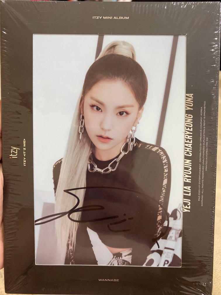 ITZY Signed Album Yeji - ayanawebzine.com