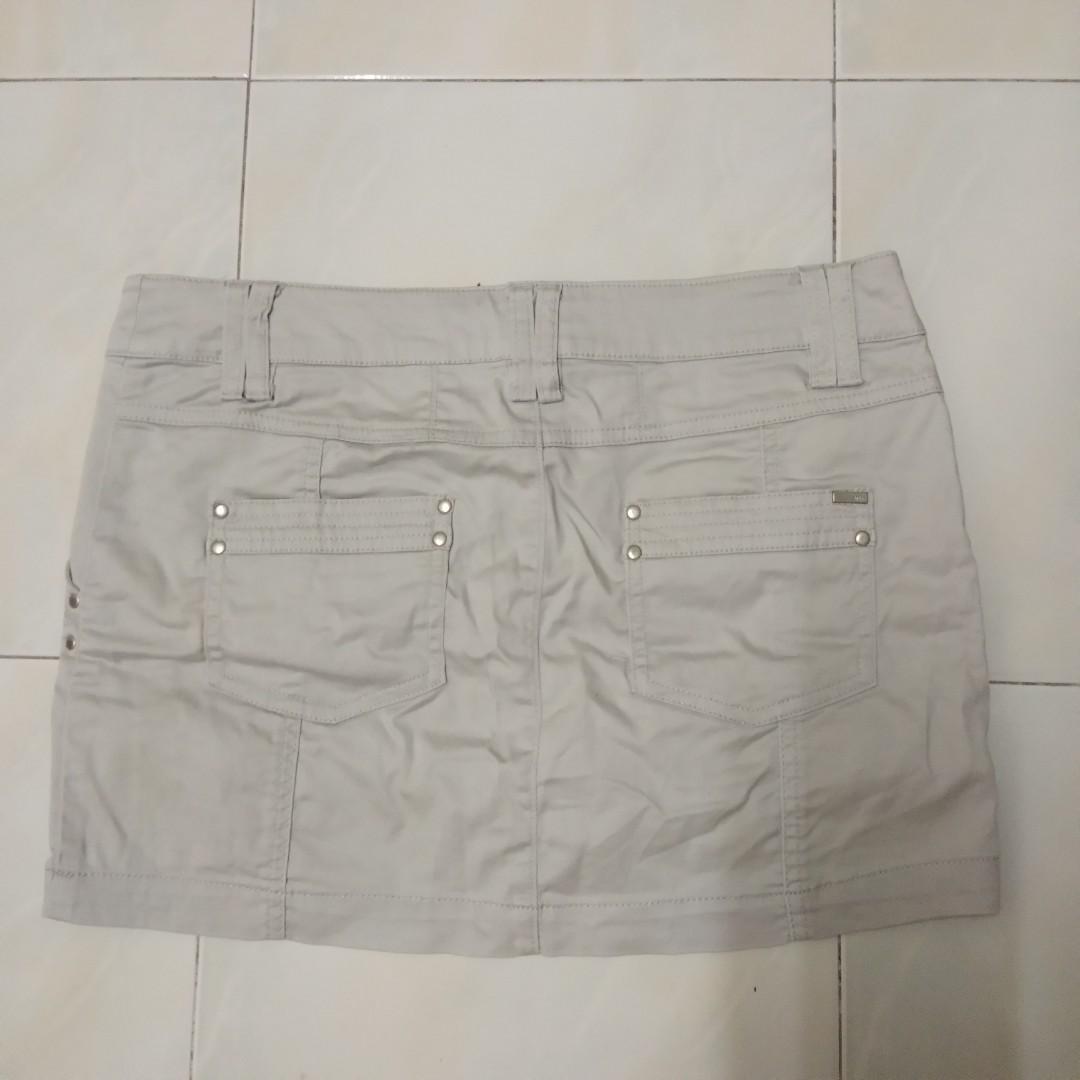 Mango Basic skirt (Category: Skirts) located in Ayer Itam. Submitted by keaneasy (Listing ID 1014299269, Image 2). Description: .