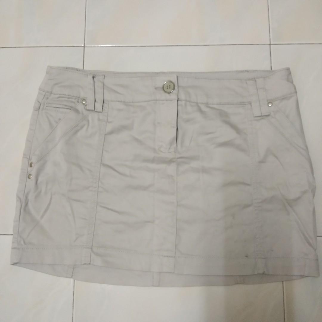 Mango Basic skirt (Category: Skirts) located in Ayer Itam. Submitted by keaneasy (Listing ID 1014299269, Image 1). Description: .