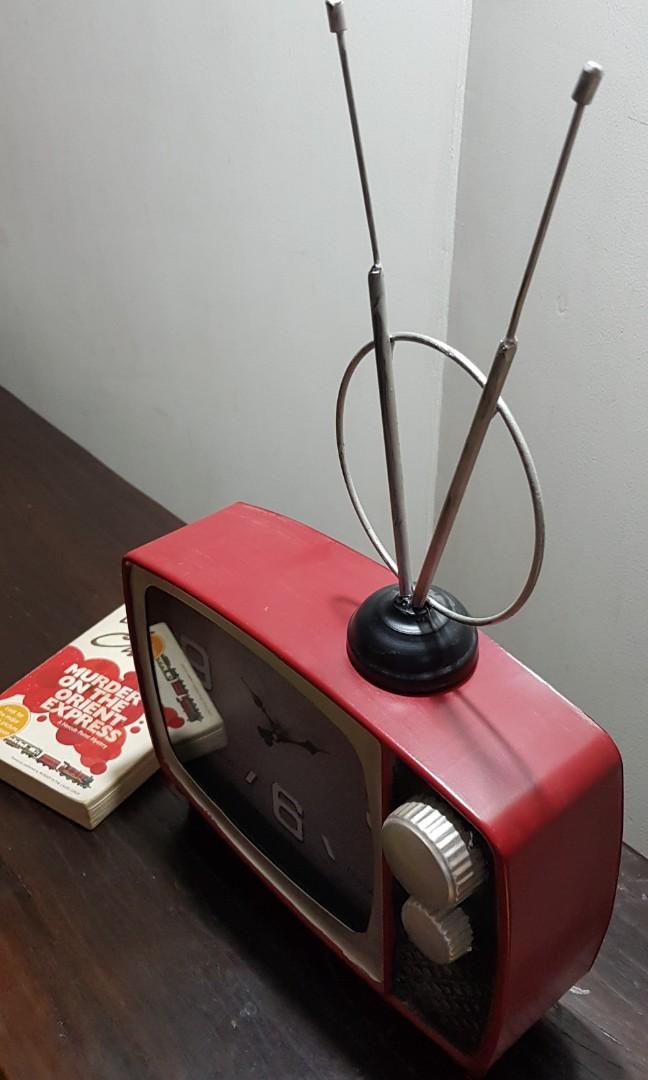 Old TV Clock (Category: Clocks) located in Manila. Submitted by jenkto (Listing ID 1014193560, Image 3). Description: Cool Father's Day gift! A unique timepiece with an old-world charm. Functional clock mechanism as well as a lovely home accent. Material is all metal. Runs on 1 AA battery. Measurements: 11 × 8.5 x 3 inches (body) 19 x 8.5 x 3 inches (with antenna).