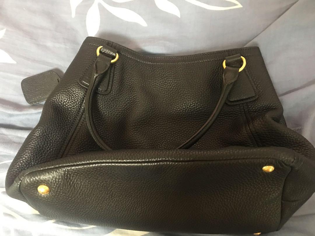 PRADA （分類：手袋及銀包）位於 Hong Kong。 由 funnyoo 提交（商品編號 1014135666，圖片 3）。簡介： 90%新可以上膊有長帶放到A4紙大袋羊皮。