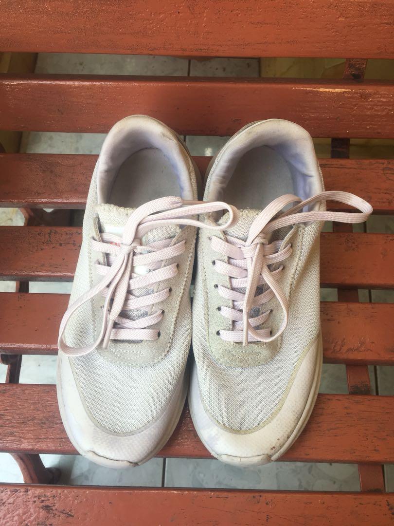 Sepatu Running Pull Bear Ungu Pastel Soft Fesyen Wanita Sepatu Di Carousell