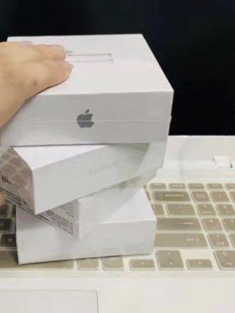 AirPods 2 with Charging Case (Category: Portable Audio Accessories) located in Mandaluyong City. Submitted by lady.lannister (Listing ID 1014433132, Image 3). Description: AirPods 2 with Charging Case 💯 Original With 1 Year Apple warranty Brand new and sealed Check last photo to check what’s inside 👀.