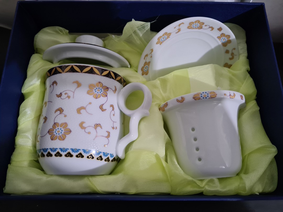 Chinese Tea Cup with strainer. Brand new with box and carrier