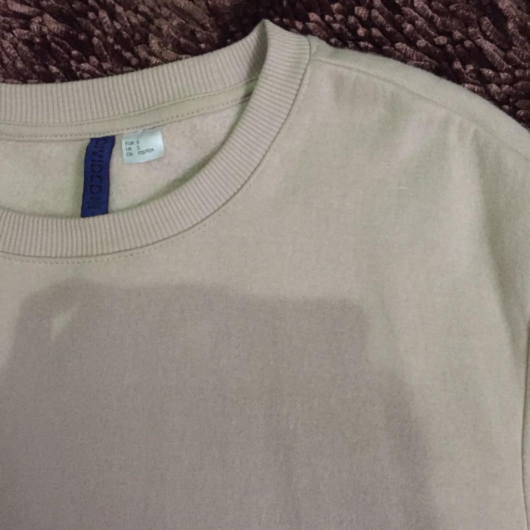 Crewneck Hu0026M Cream / Sweater Hu0026M Polos, Fesyen Wanita, Pakaian Wanita,  Atasan di Carousell