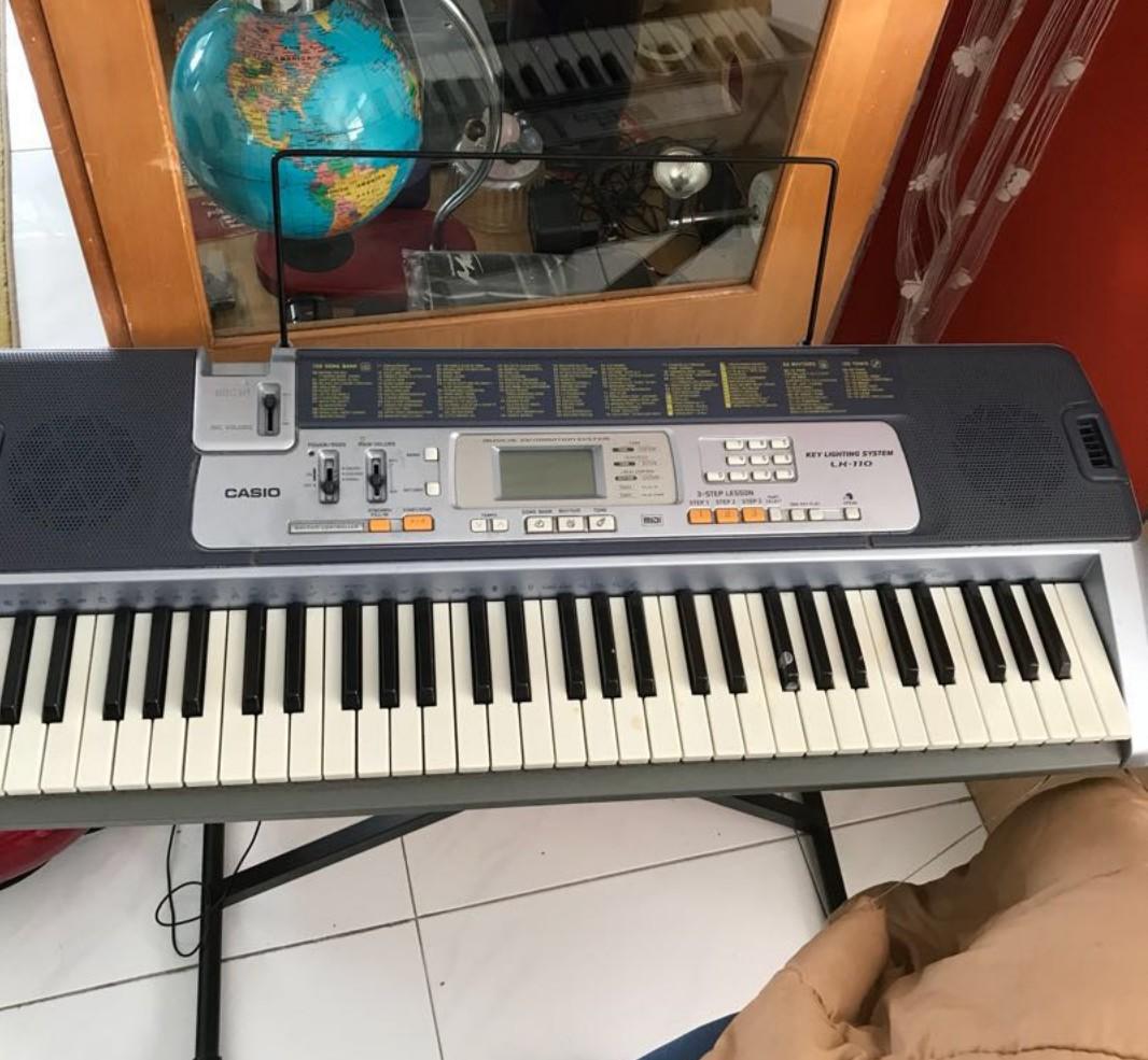 Electronic Keyboard (Category: Musical Instruments) located in Singapore. Submitted by chakabong (Listing ID 1014359713, Image 1). Description: .