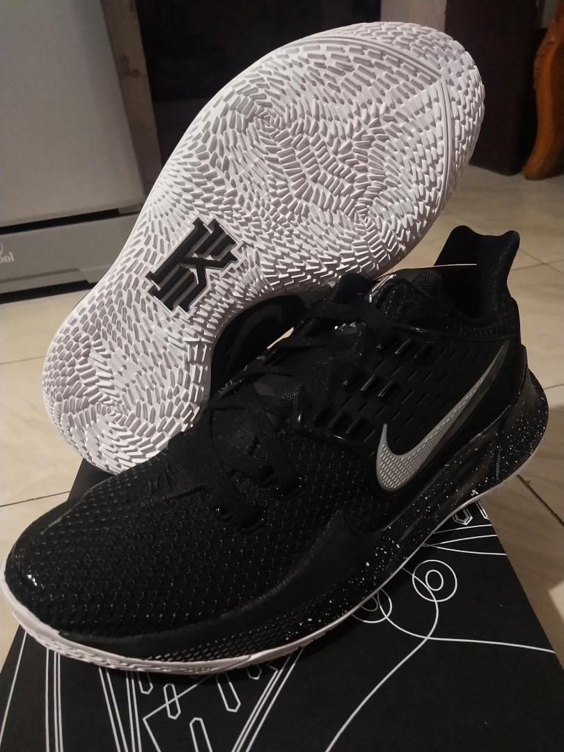 Kyrie 2 low store black and white