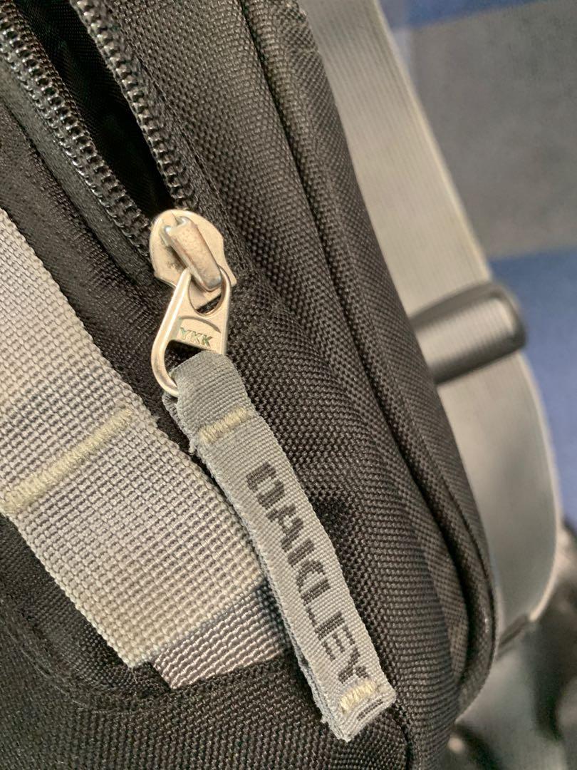 Oakley Laptop Bag (Category: Laptop Bags & Sleeves) located in Taguig. Submitted by jiszi (Listing ID 1014499242, Image 2). Description: Bought for php5,500 In very good condition Clean and well take care of.