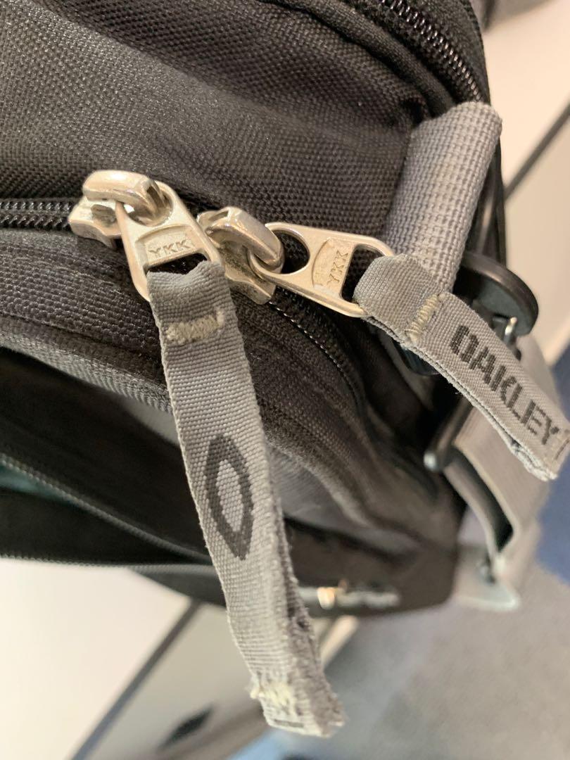 Oakley Laptop Bag (Category: Laptop Bags & Sleeves) located in Taguig. Submitted by jiszi (Listing ID 1014499242, Image 3). Description: Bought for php5,500 In very good condition Clean and well take care of.