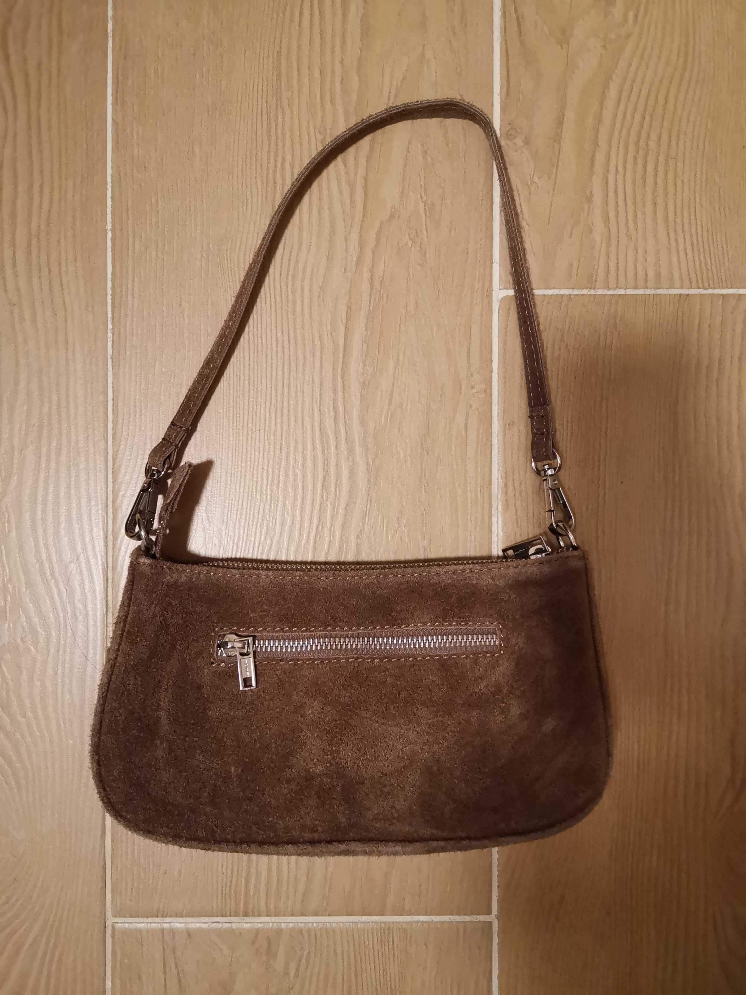 Brandy melville brown suede shoulder bag, 女裝, 手袋及銀包, 單肩包 Carousell