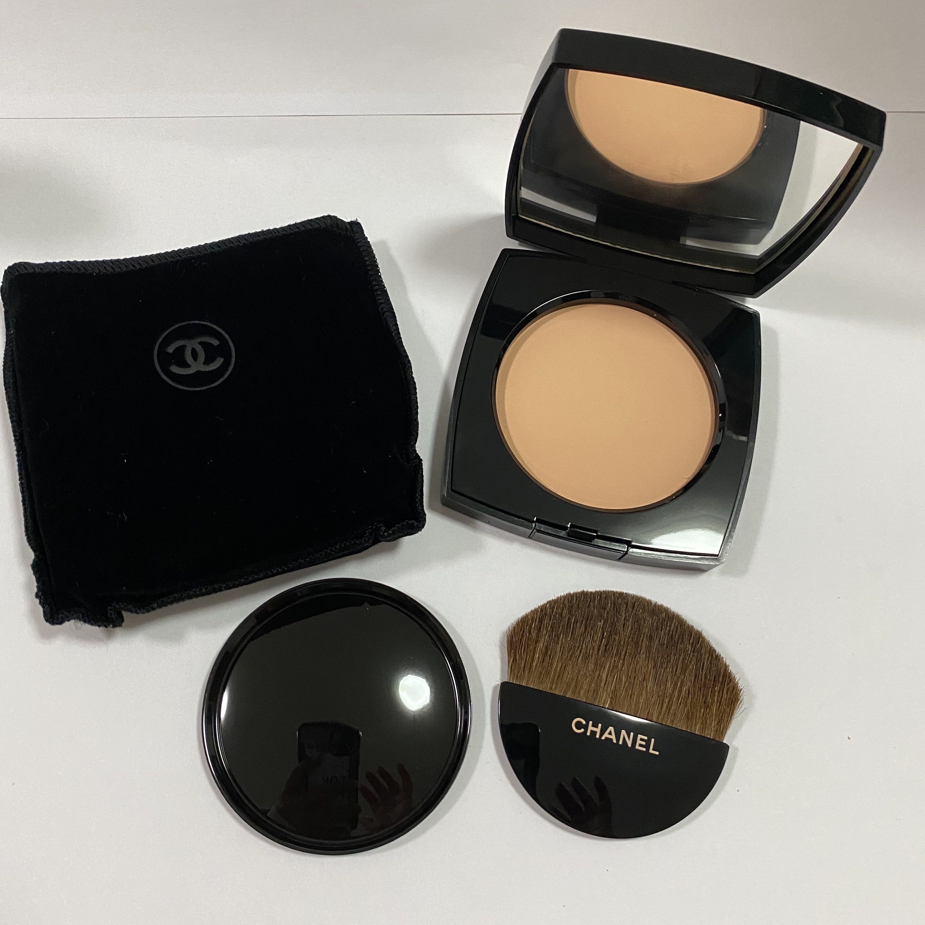 Chanel Les Beiges Healthy Glow Sheer Powder No.20, Beauty & Personal Care,  Face, Makeup on Carousell