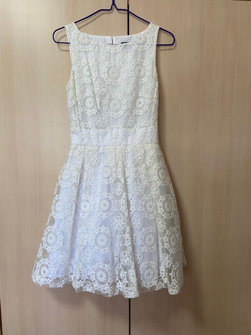 Jack Wills White flower embroidery dress, Women's Fashion, Tops, Sleeveless  on Carousell