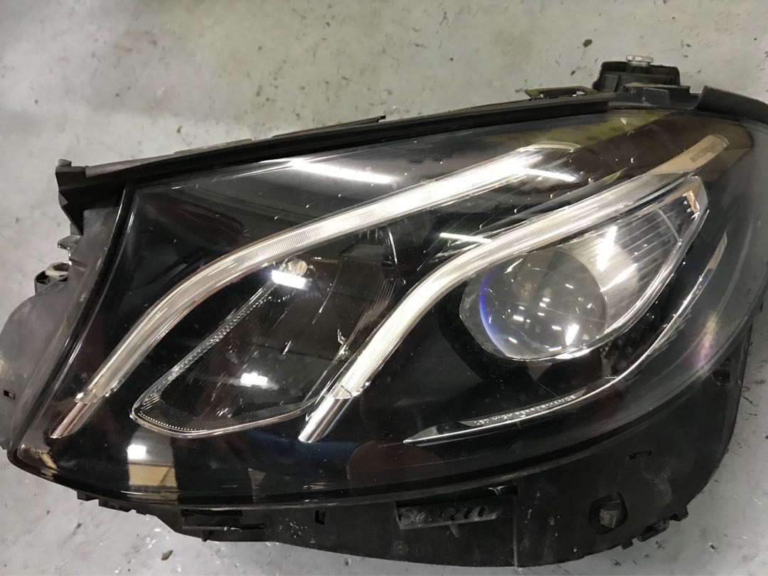 W213 headlight outlet