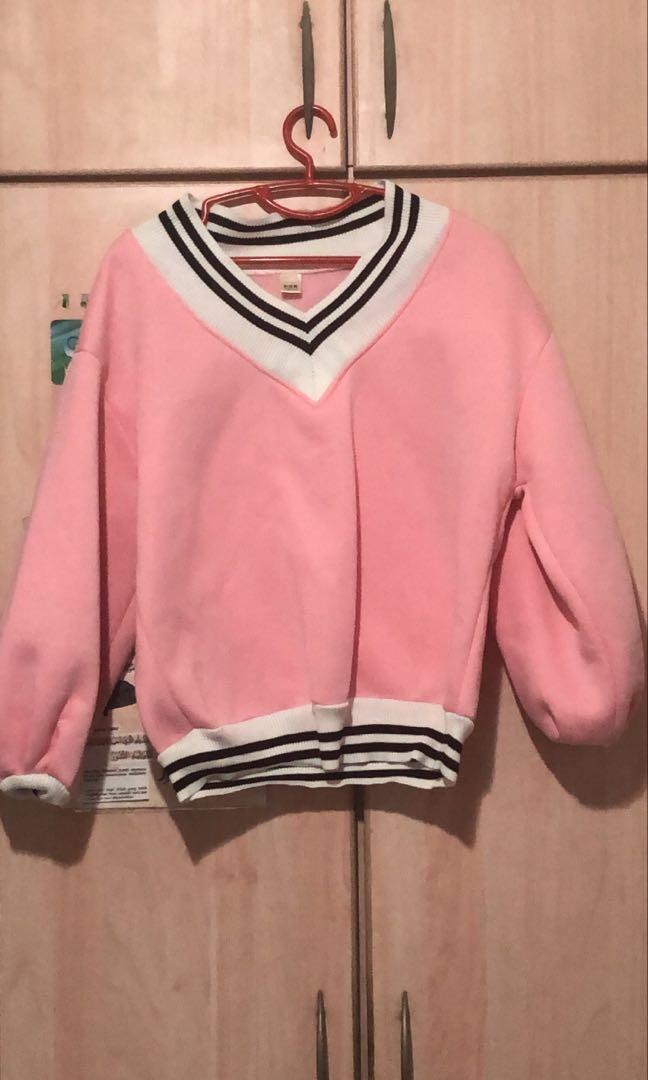 Pink pullover (Category: Coats, Jackets and Outerwear) located in Singapore. Submitted by qiiiid (Listing ID 1010644727, Image 1). Description: .