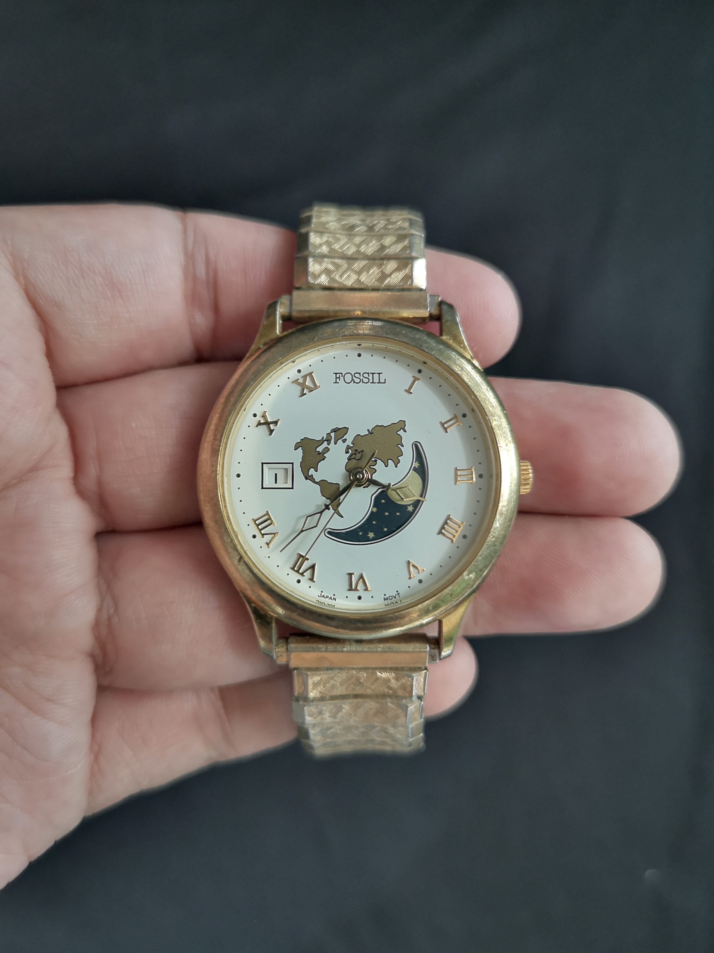 Vintage Fossil World Moon Phase Watch, Women's Fashion, Watches