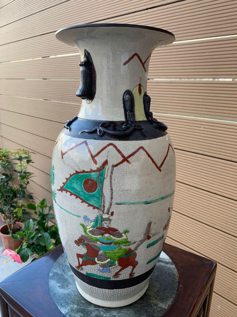 成化年造 花瓶 成化年造 花瓶 龍模様の陶磁器花瓶 成