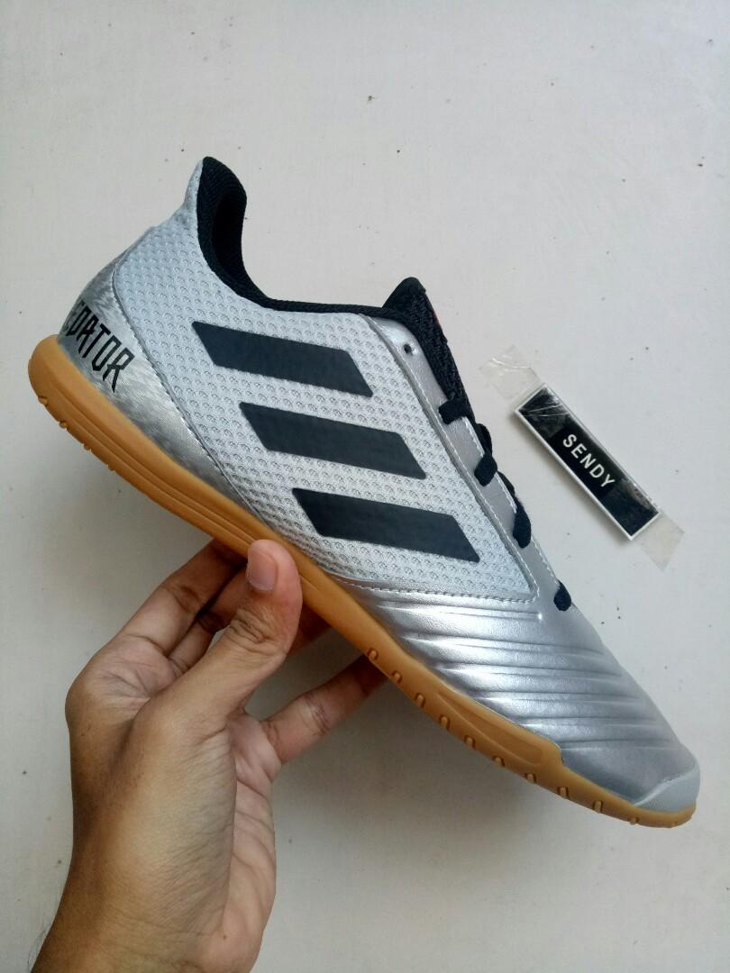 Sepatu futsal adidas silver top
