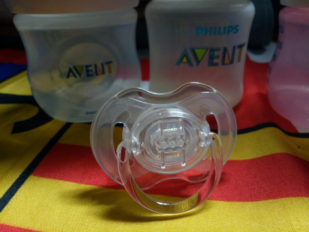 Avent feeding bottle (Category: Breastfeeding & Bottle Feeding) located in Pasay City. Submitted by empress_ched (Listing ID 1014857152, Image 2). Description: Read full description. SALE ‼ Take all for 600.00 = 3 bottles and pacifier. 500.00 for 3 bottles. Avent 4 oz feeding bottles. P250.00 each *2 Natural (clear and pink) *1 Classic ( clear ) #1 teats included-used. Change nyu na lang if preferred nyo ng new teats. rfs. upgraded to bigger bott