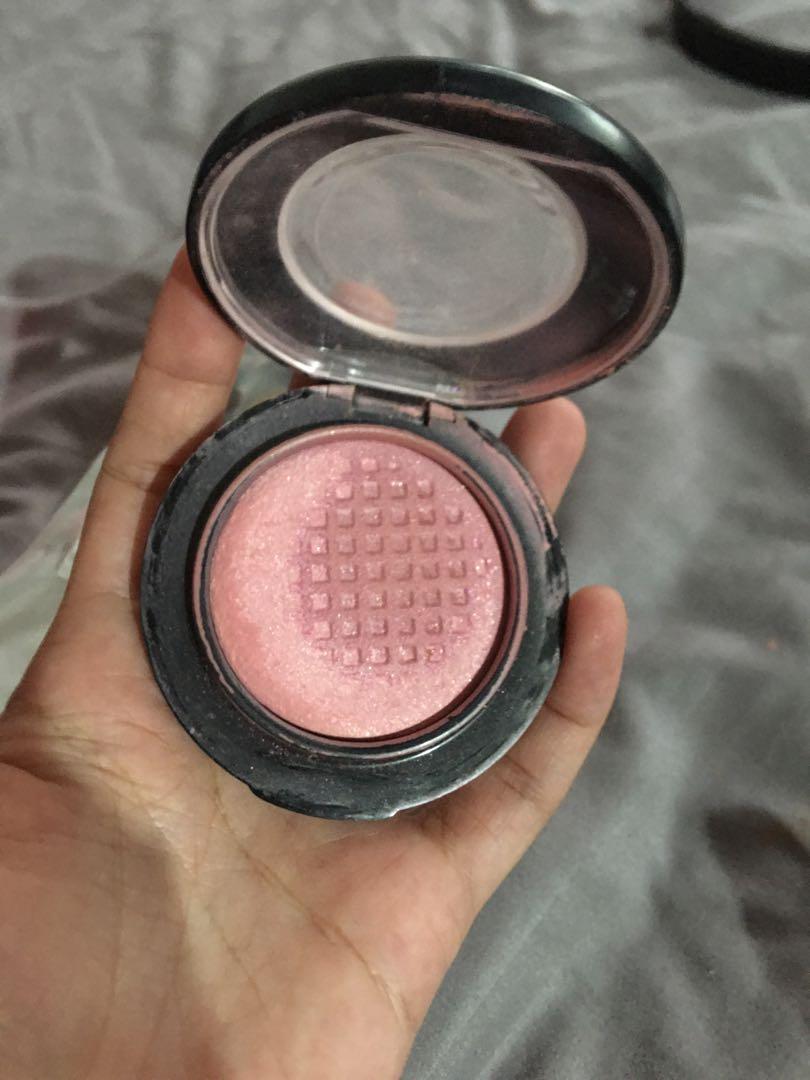 MAC Mineralize blush in Dainty (Category: Makeup) located in Manila. Submitted by kurator_mnl (Listing ID 1014855062, Image 2). Description: I don’t know how the marks got there but it still is usable and still has the shame shade and all. .