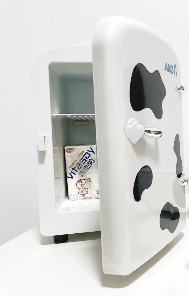 Mini Fridge (Category: Refrigerators & Freezers) located in Singapore. Submitted by v_y413 (Listing ID 1014895445, Image 1). Description: .