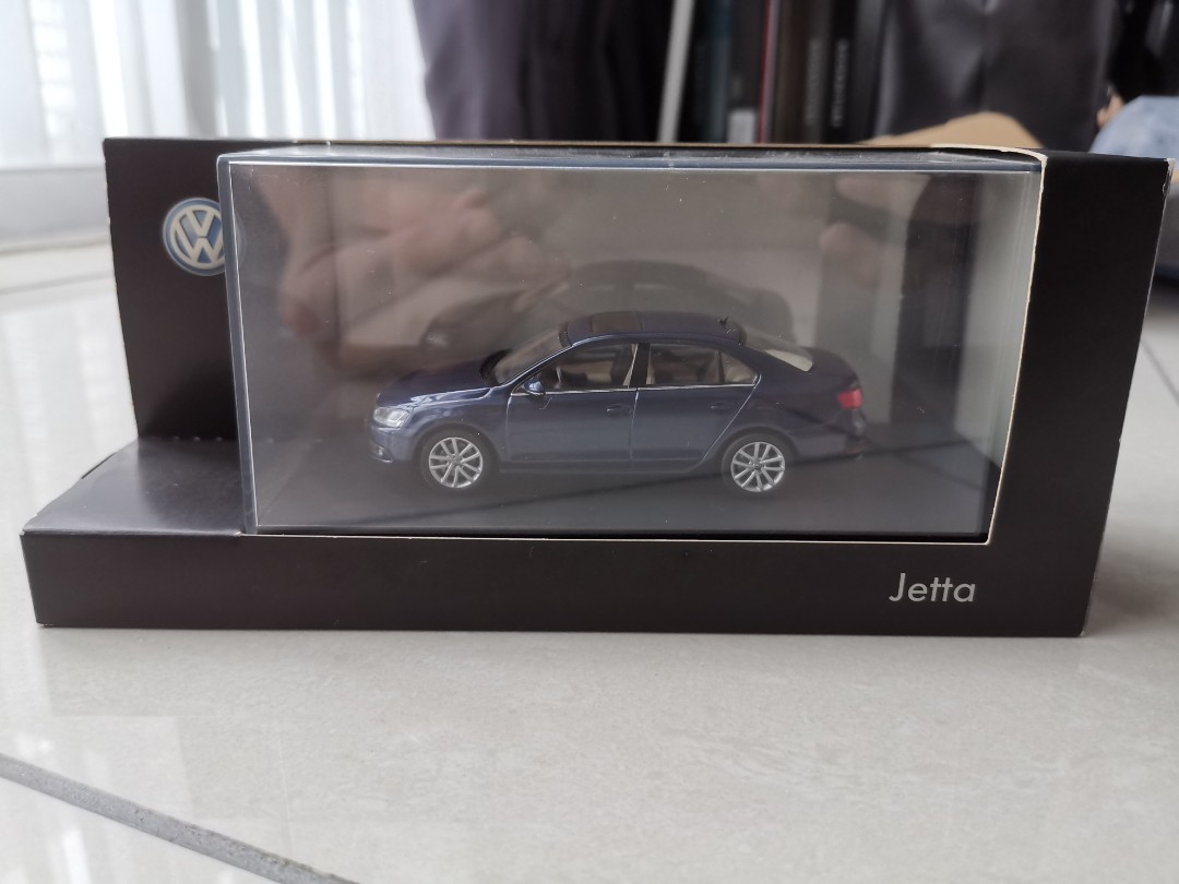 Official volkswagen jetta collector model 1:43, Hobbies & Toys