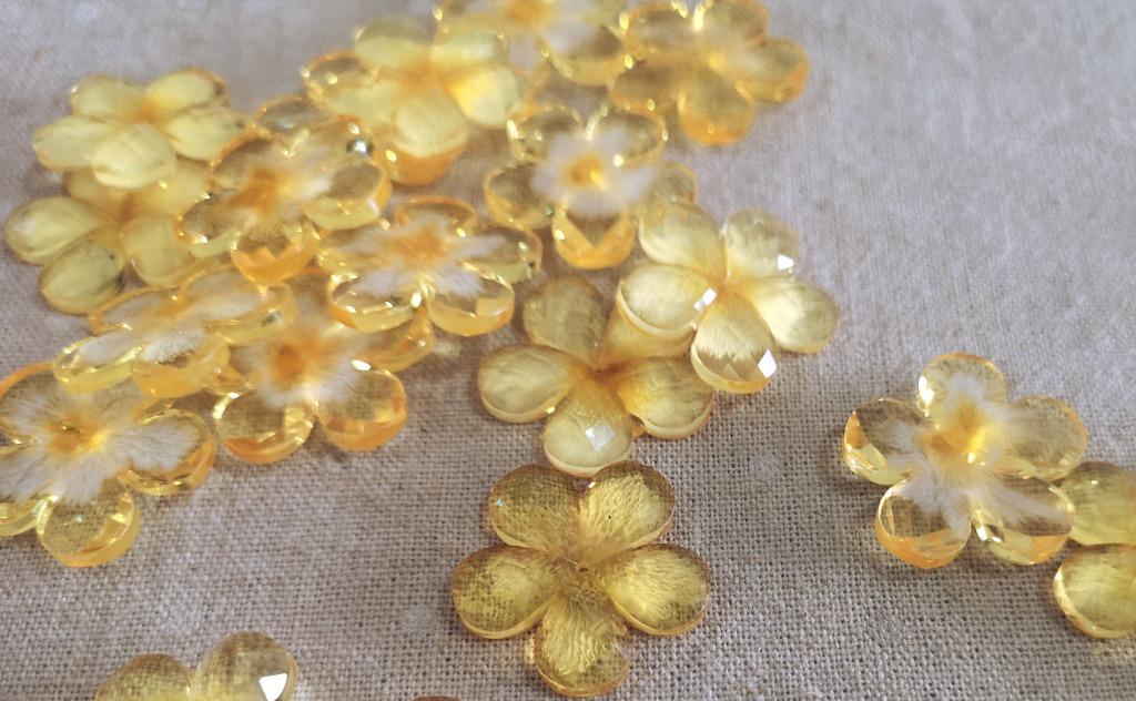 Rb09001 25mm Yellow Flower One Hole Transparent Resin Button