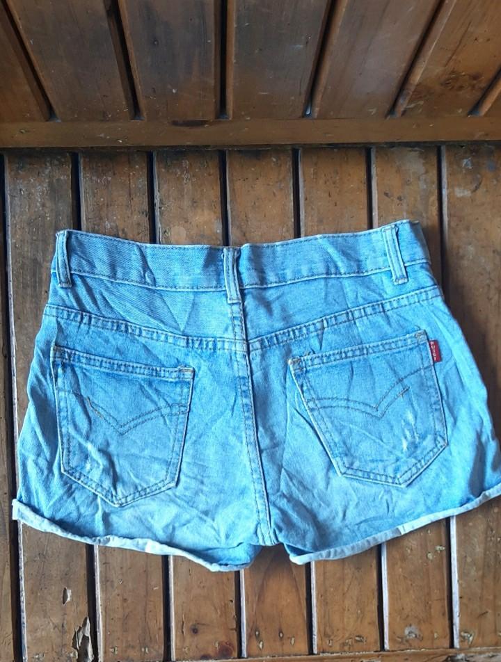 RUISI High-Waisted Denim Shorts (Category: Shorts) located in Pasig City. Submitted by panacheph (Listing ID 1014801526, Image 2). Description: Denim Shorts #12 RUISI High-Waisted Denim Shorts 📌Waist: 29 inches 📌Length: 11 inches . . . . ♡ #PanachePH #ForSalePH #PrelovedPH #CleanUpSalePH #DenimShortsPH #HighWaistShortsPH.