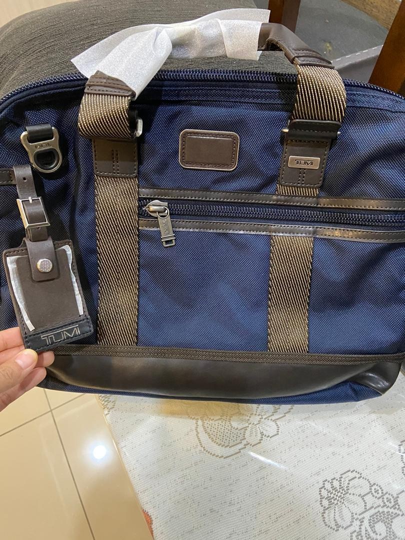 tumi earle compact brief