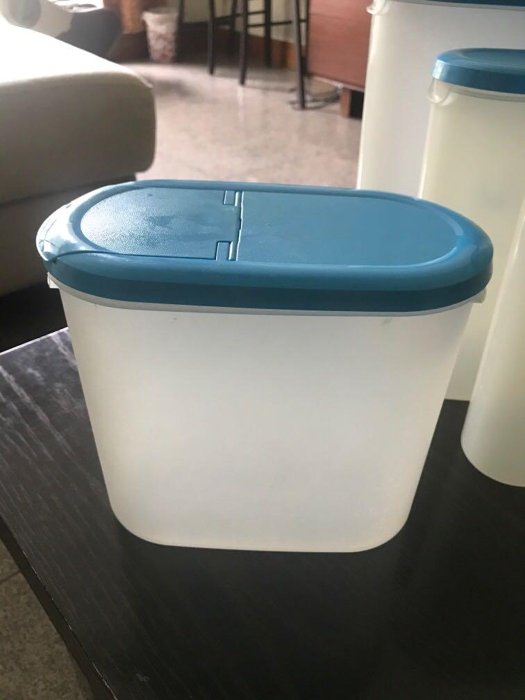 Tupperware Containers (Category: Food Organisation & Storage) located in Singapore. Submitted by byebyesg01 (Listing ID 1014865139, Image 2). Description: IKEA (3.5 l) - 1 IKEA (1.9 l) - 2 IKEA (2.5 l) - 1 IKEA (1.1 l) - 2 Tupperware (1.7 l) - 4 Tupperware (440ml) - 6 Green lid (1000ml) - 2 .