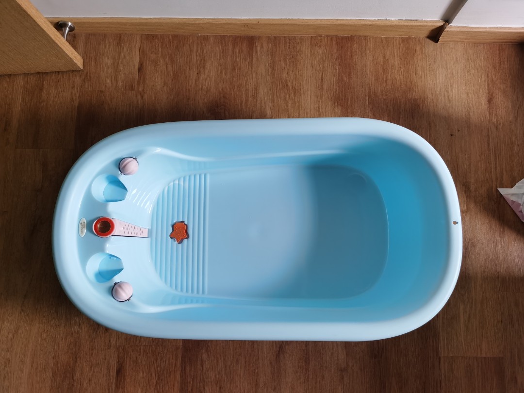 2nd hand Baby Bathtub, Babies & Kids, Nursing & Feeding, Weaning