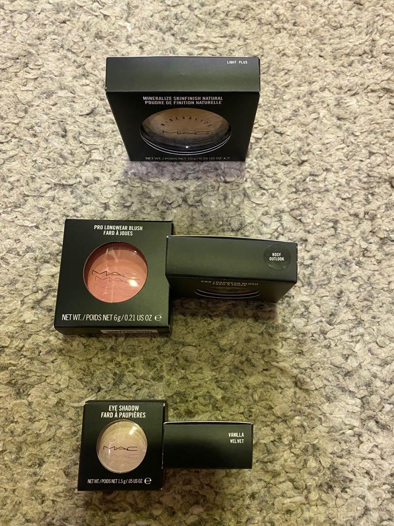 MAKEUP BUNDLE (Category: Makeup) located in Singapore. Submitted by mama78 (Listing ID 1015237573, Image 2). Description: MAC Makeup Bundle Selling as decided not to wear makeup .