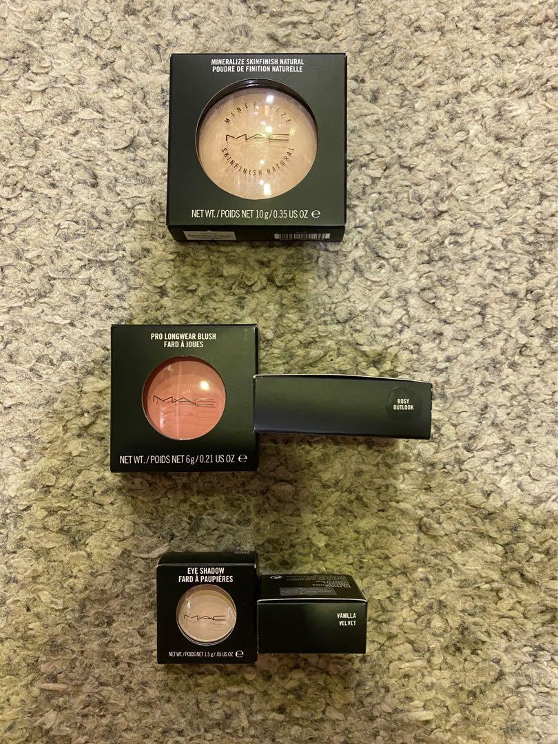 MAKEUP BUNDLE (Category: Makeup) located in Singapore. Submitted by mama78 (Listing ID 1015237573, Image 1). Description: MAC Makeup Bundle Selling as decided not to wear makeup .