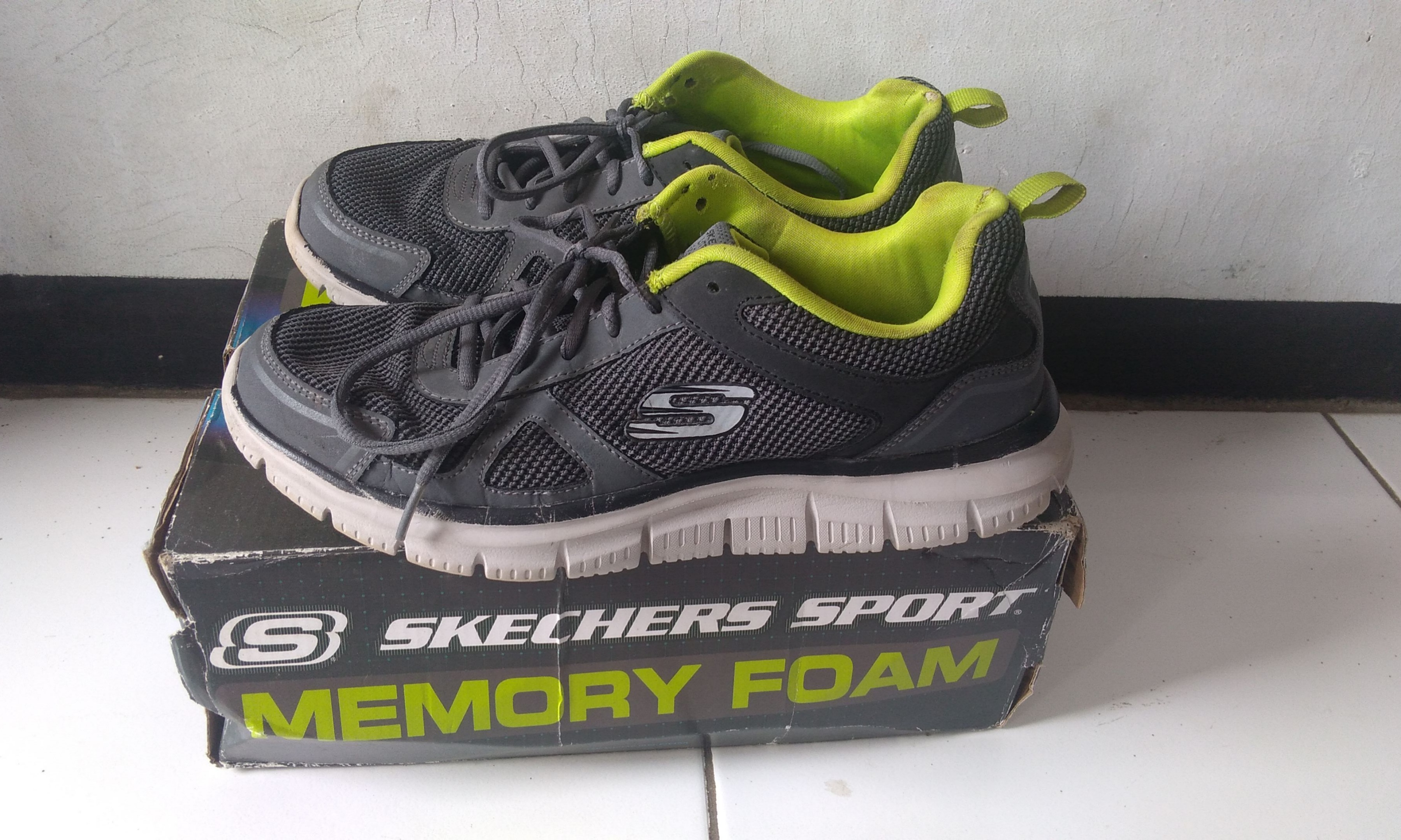 sepatu skechers memory foam