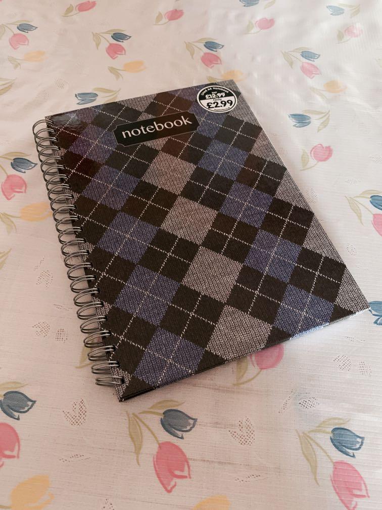 A4 Lined Notebook （分類：文具）位於 Hong Kong。 由 lyy0511 提交（商品編號 1015367726，圖片 1）。簡介： 。