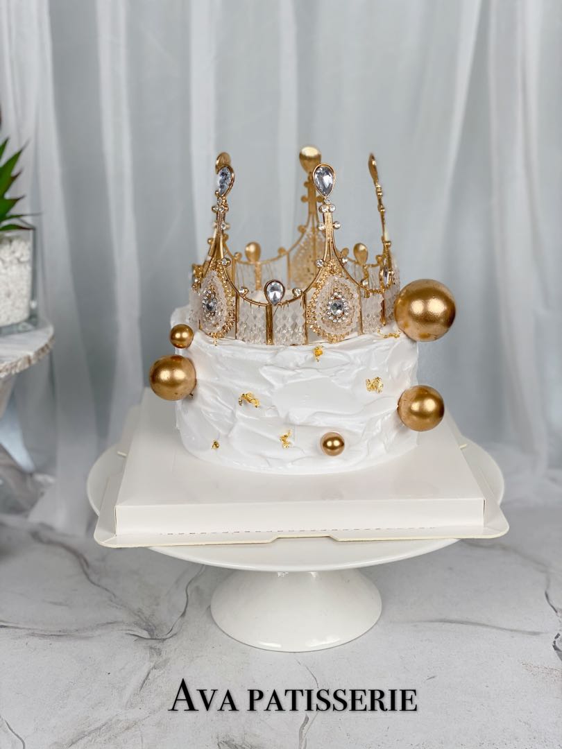 vanilla cake 2kg golden crown design – Simla Sweets
