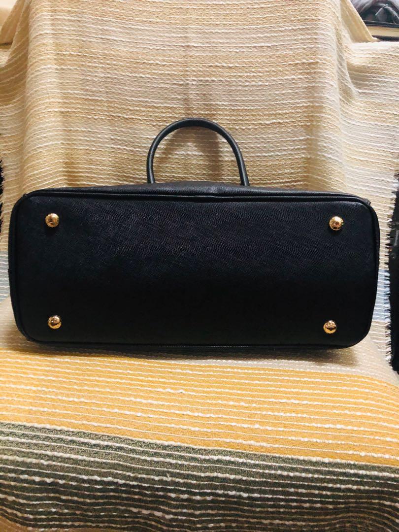 saffiano tote/handbag (Category: Luxury Bags & Wallets) located in Manila. Submitted by edifier888 (Listing ID 1015449405, Image 3). Description: In good condition, hardwares are 95% in good condition with slight scratch in the right hand part of the bag.