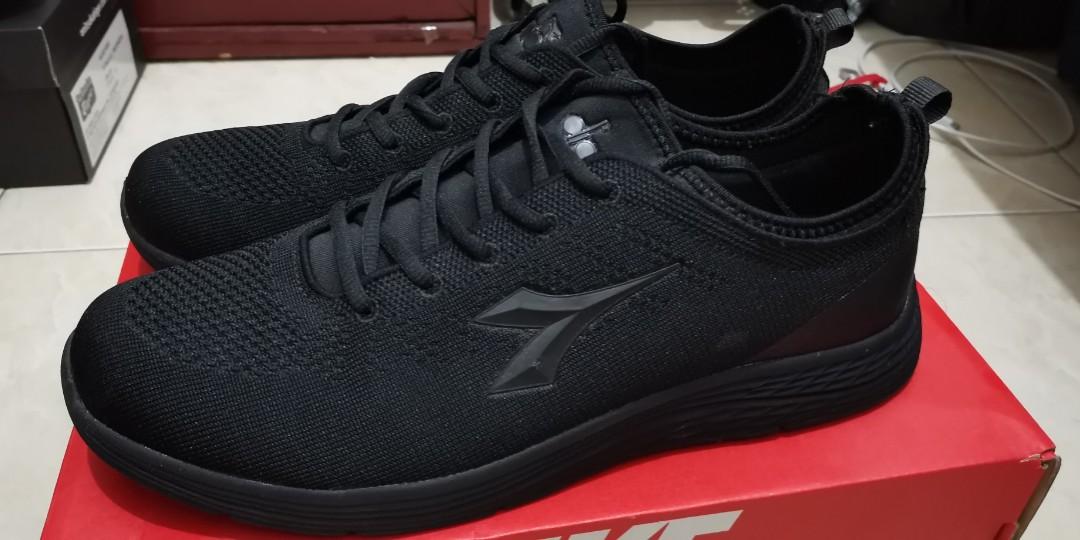 Diadora all black hot sale