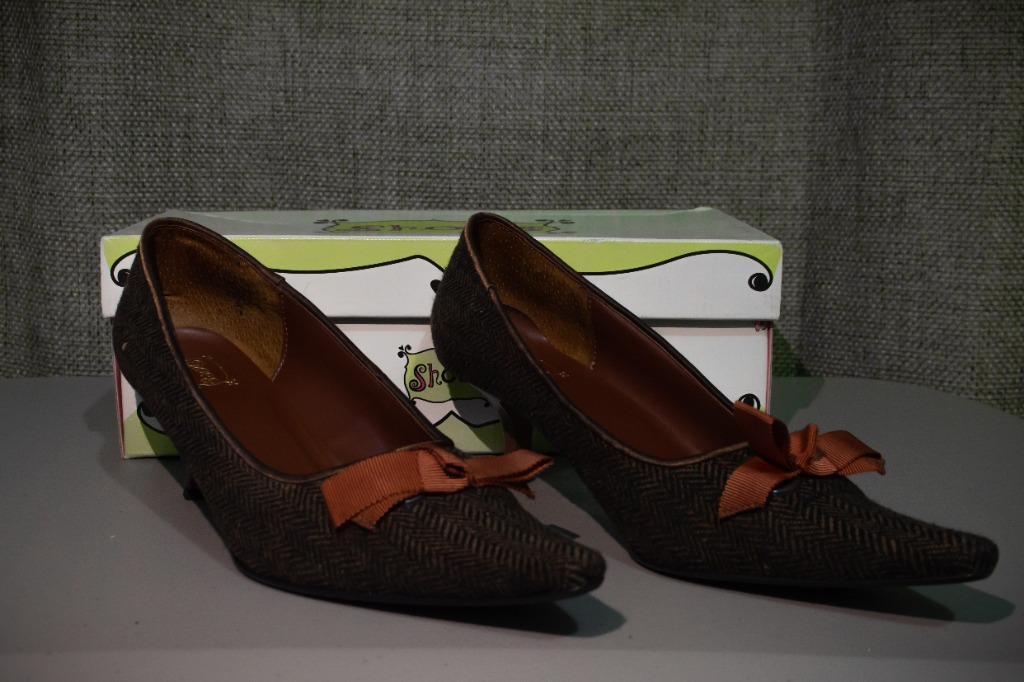 pointed low heel shoes