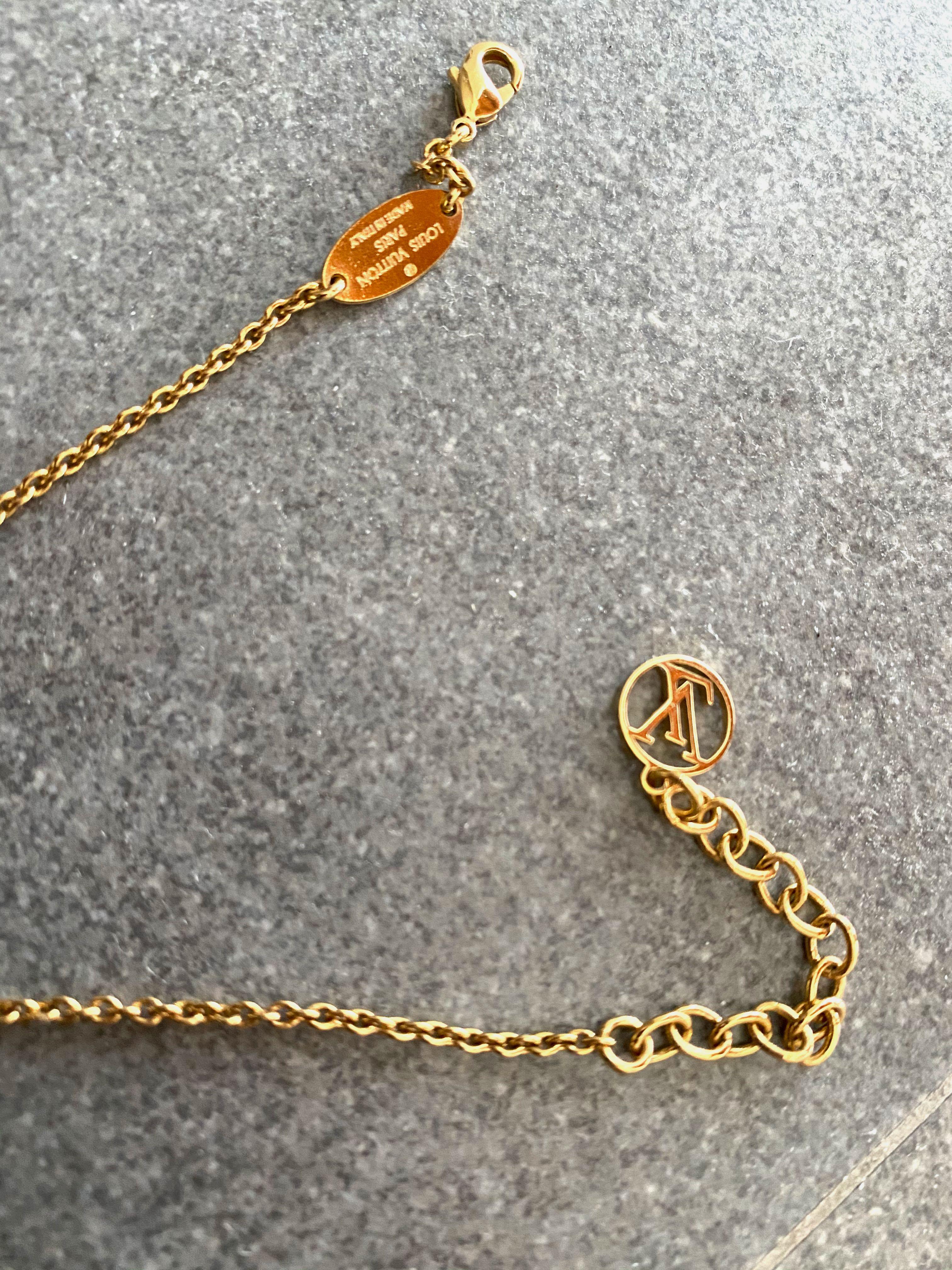 Louis Vuitton Gold Essential V Necklace Golden Metal ref.919311 - Joli  Closet