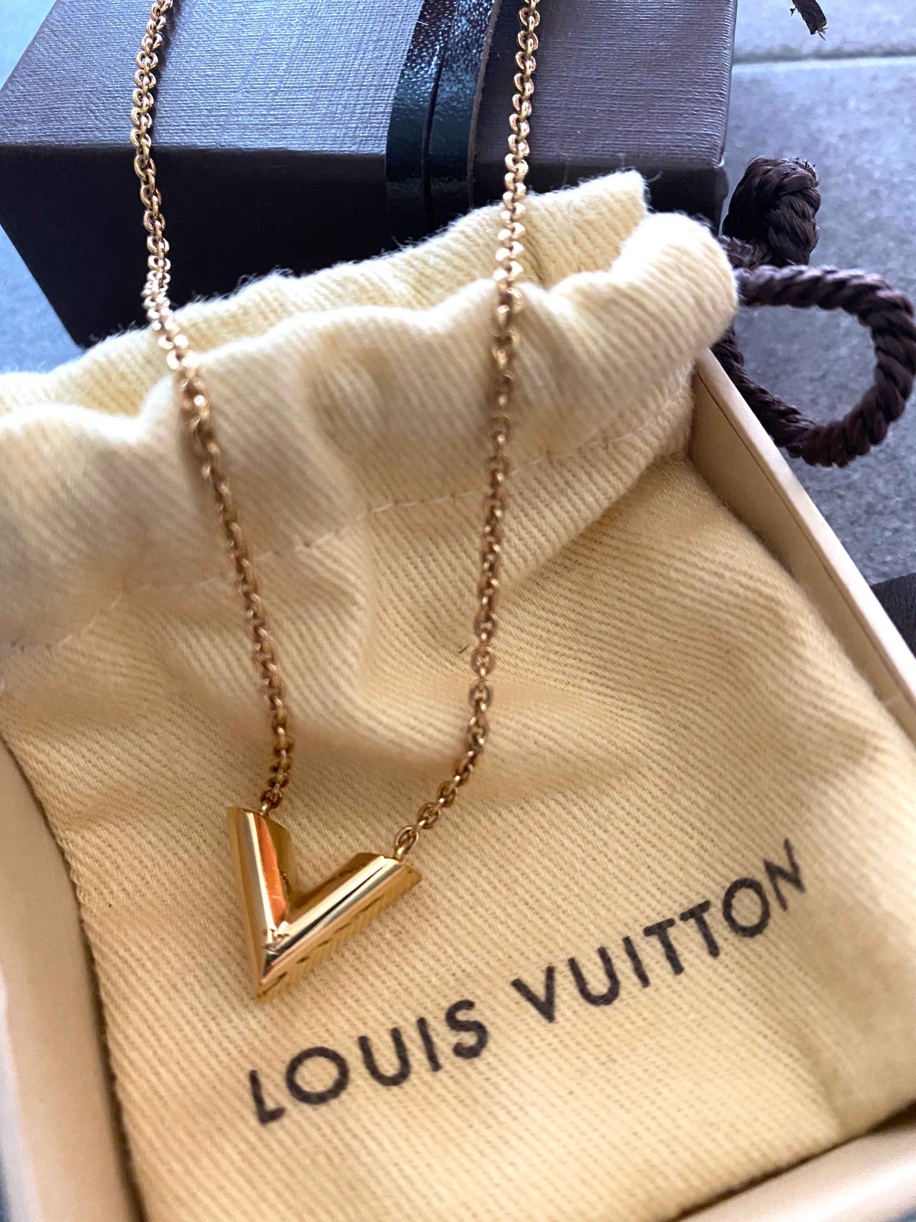 Essential v necklace Louis Vuitton Gold in Gold plated  10291954